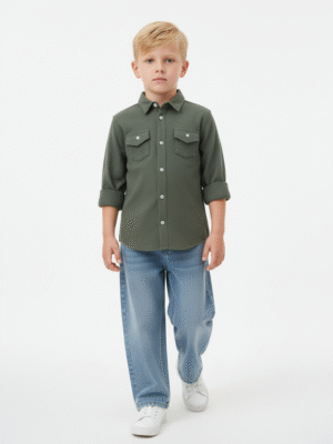 قميص أولادي أخضر زيتوني بجيوب مزدوجة وجينز أزرق – ملابس أطفال خروج شيك وعصرية 2026.