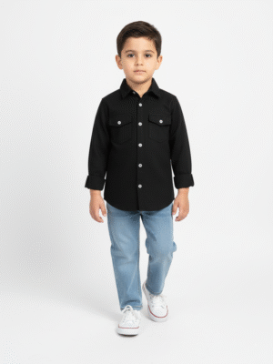 قميص أولادي أسود بجيوب مزدوجة وجينز فاتح – ملابس أطفال خروج شيك وشتوية 2026