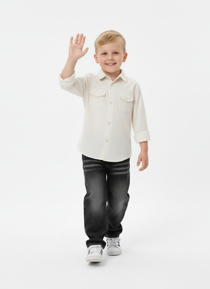 قميص أولادي قطني أبيض كريمي بأكمام طويلة وجيوب صدر – ملابس أطفال أنيقة وكلاسيكية لعام 2025.