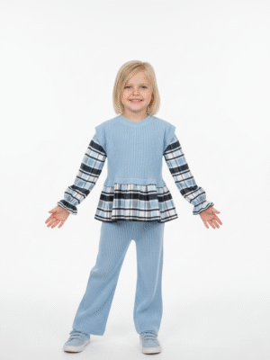 سوت تريكو بنات أزرق كاروهات – ملابس أطفال بنات شتوية أنيقة 2025