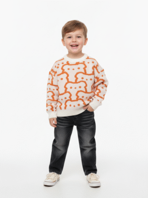 بلوفر تريكو أولادي أبيض وبرتقالي بنقشة الدببة – ملابس أطفال شتوية أنيقة 2025