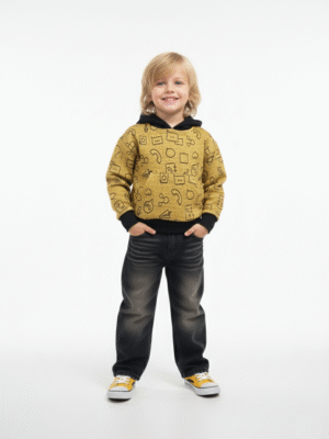 سويت شيرت أولادي كاجوال أصفر خردلي بطبعة جرافيك – ملابس أطفال شتوية أنيقة 2026