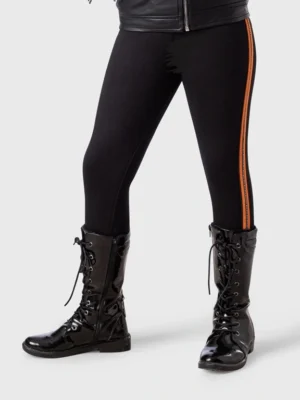 بنطلون ليجنغز بناتي أسود ضيق مع شريط جانبي بلون برتقالي وحذاء برقبة أسود