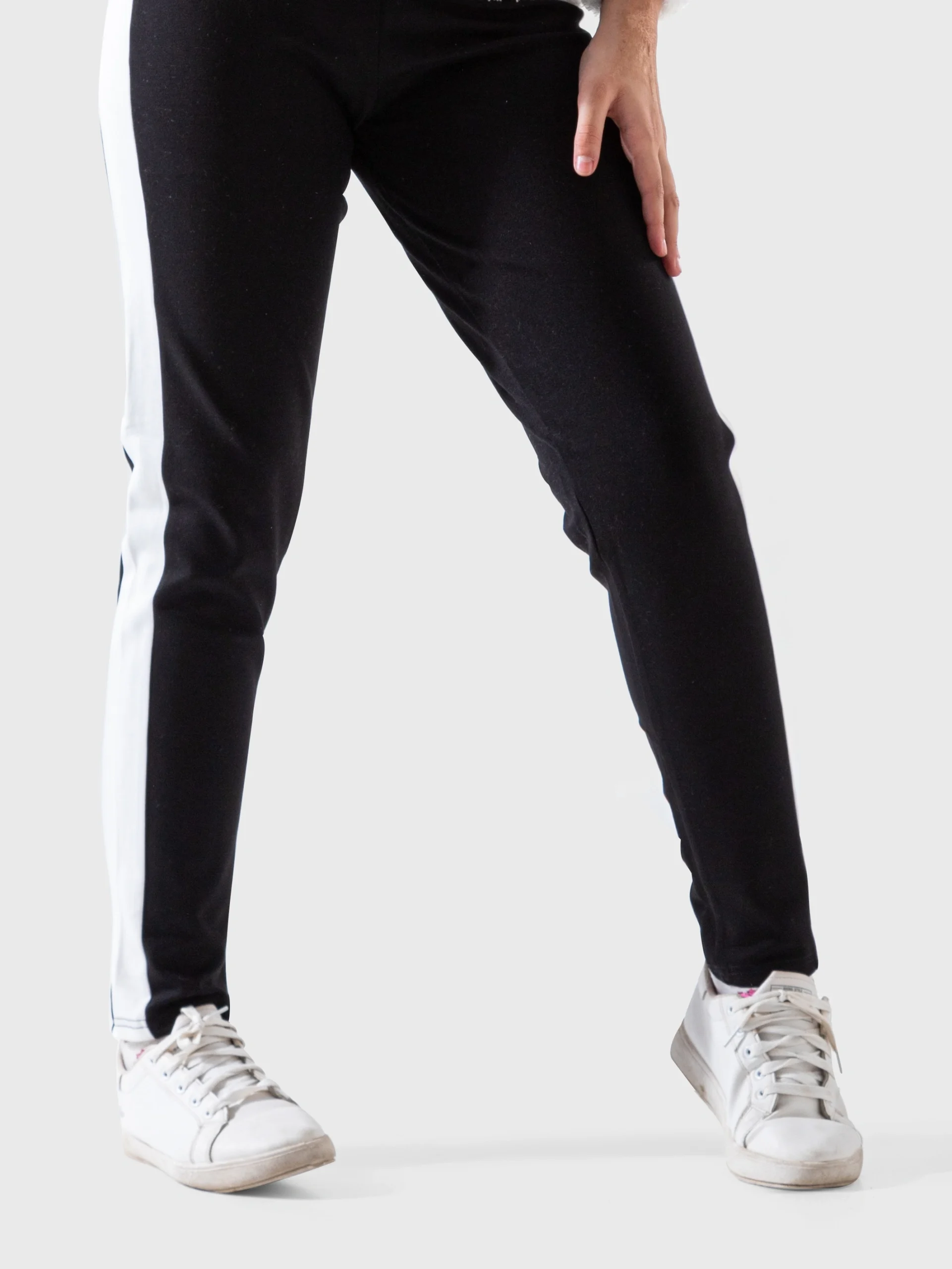 بنطلون ليجنغز بناتي أسود ضيق مع شريط جانبي أبيض عريض