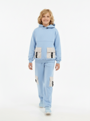 طقم سويت شيرت وبنطلون كارجو أولادي أزرق فاتح – ملابس أطفال شتوية أنيقة Street Style.