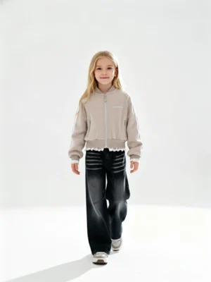 جاكيت شتوي بناتي بتصميم بومبر ولون بيج فاتح وحافة سفلية مكشكشة – ملابس بنات