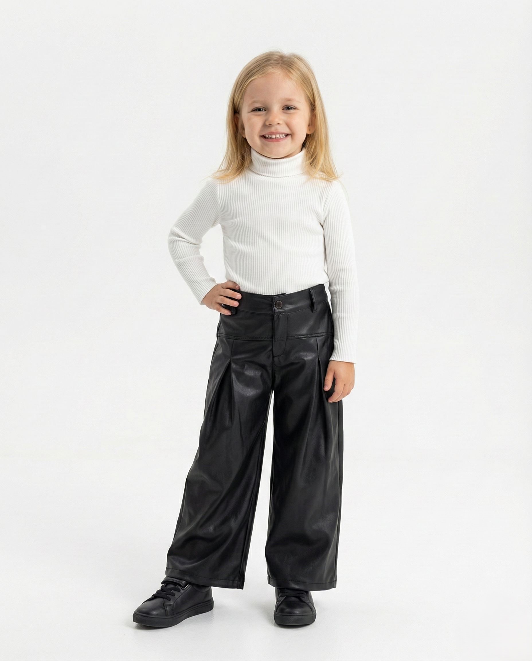 بنطلون بناتي شتوي أسود من الجلد الصناعي. بتصميم قصة واسعة وكسرات أمامية.