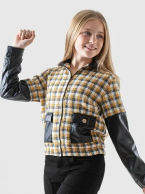 جاكيت بناتي شتوي من قماش تريكو رمادي مع تفاصيل من الجلد الصناعي الأسود