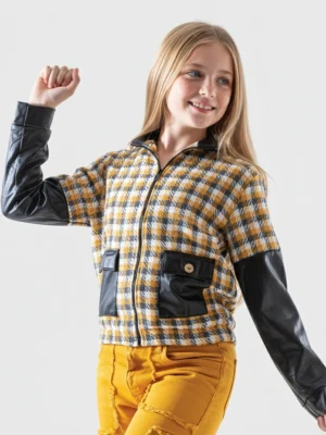 جاكيت بناتي شتوي من قماش تريكو رمادي مع تفاصيل من الجلد الصناعي الأسود