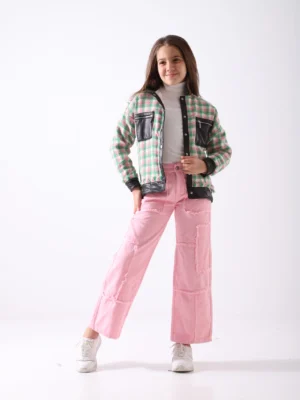 جاكيت بناتي شتوي تصميم شَاكيت من تريكو كاروهات وردي وأخضر مع تفاصيل من الجلد الصناعي الأسود