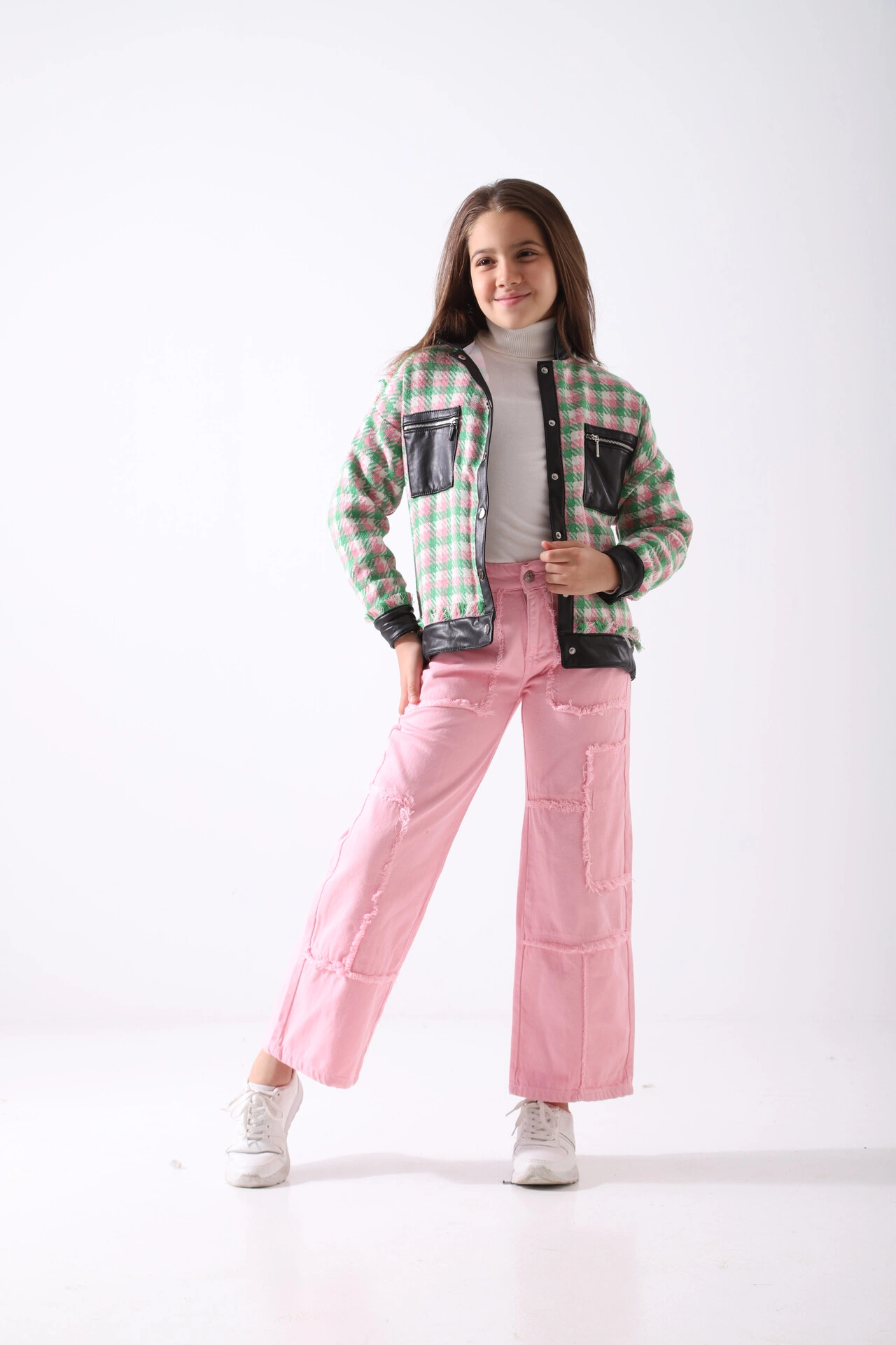 جاكيت بناتي شتوي تصميم شَاكيت من تريكو كاروهات وردي وأخضر مع تفاصيل من الجلد الصناعي الأسود