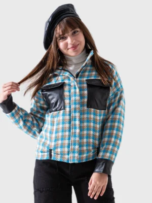 جاكيت بناتي شتوي تصميم شَاكيت من تريكو كاروهات أزرق وبني مع تفاصيل من الجلد الصناعي الأسود