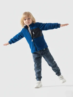 جاكيت أولادي شتوي من قماش الفليس الأزرق الداكن. يتميز بسحاب كامل وجيب أمامي أسود متباين.