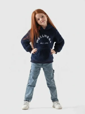 سويت شيرت هودي بناتي شتوي من الفرو (شيربا) باللون الكحلي الداكن. يتميز بطباعة "WELLNESS" بيضاء.