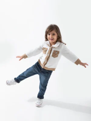 جاكيت بناتي شتوي من الفرو الأبيض (شيربا). يتميز بتفاصيل الياقة والجيوب من الكوردوري البني.