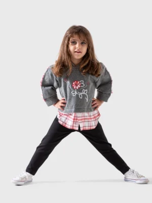 سويت شيرت هودي رمادي بناتي صغير بتصميم طبقات وكاروهات – ملابس أطفال شتوية A&A 2025