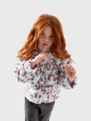 جاكيت بناتي شتوي من فرو الشيربا الأزرق الفاتح. مع بقع باللون الوردي والبني وأزرار أمامية كبيرة.