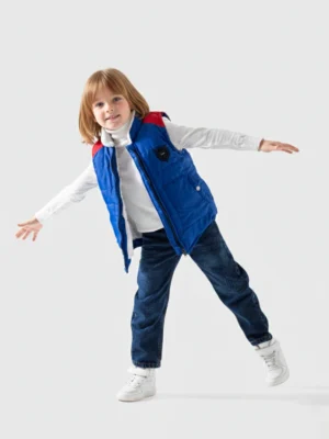 جاكيت منتفخ أزرق ملكي ولادي صغير بغطاء رأس – ملابس أطفال شتوية A&A 2025