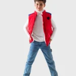 فيست أولادي شتوي مبطن باللون الأحمر. يتميز بأكتاف زرقاء وبطانة صوفية حول الرقبة.