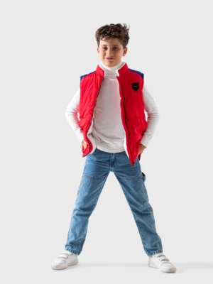 فيست أولادي شتوي مبطن باللون الأحمر. يتميز بأكتاف زرقاء وبطانة صوفية حول الرقبة.