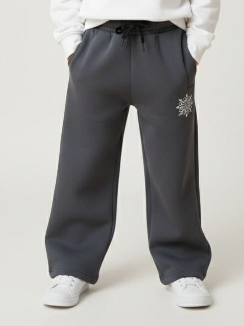 سويت بانتس شتوي يونيسكس بلون رمادي داكن بخصر مطاطي وتطريز ندفة الثلج – ملابس أطفال