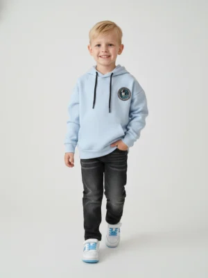 سويت شيرت أولادي بقلنسوة بلون أزرق فاتح ورقعة رائد فضاء – ملابس شتاء أطفال