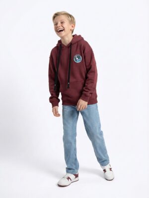 كنزة أولادي شتوية محبوكة. تصميم بخطوط أفقية ملونة جريئة باللون الأزرق والأحمر والأبيض.