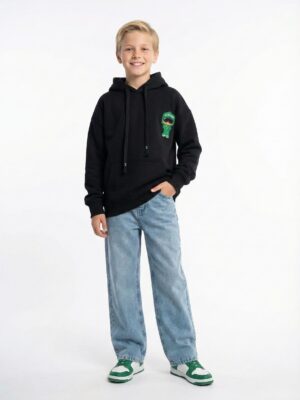 سويت شيرت أولادي شتوي بقبعة أسود سادة. مزود برقعة تطريز صغيرة لشخصية رائد فضاء أخضر.