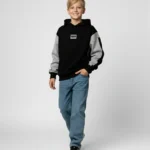 سويت شيرت أولادي بقلنسوة Color Block بلون أسود ورمادي وتفاصيل شعار