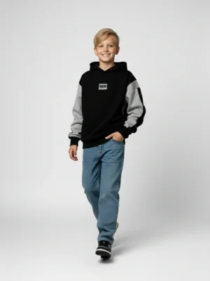 سويت شيرت أولادي بقلنسوة Color Block بلون أسود ورمادي وتفاصيل شعار