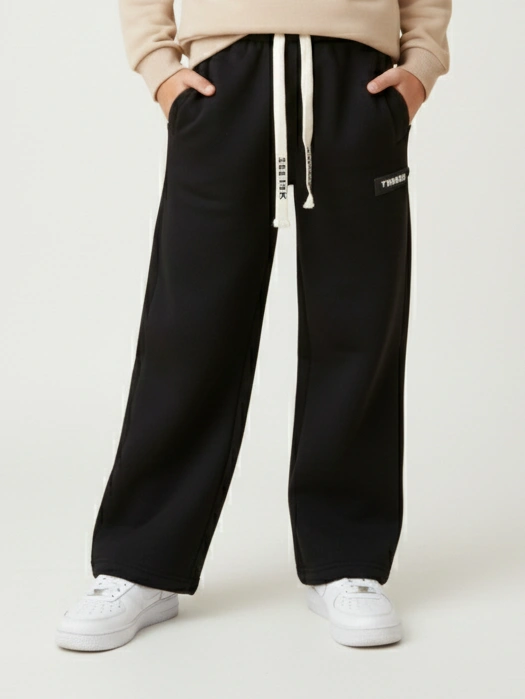 بنطلون سويت بانتس أولادي أسود بقصة واسعة ورباط خصر أبيض متباين