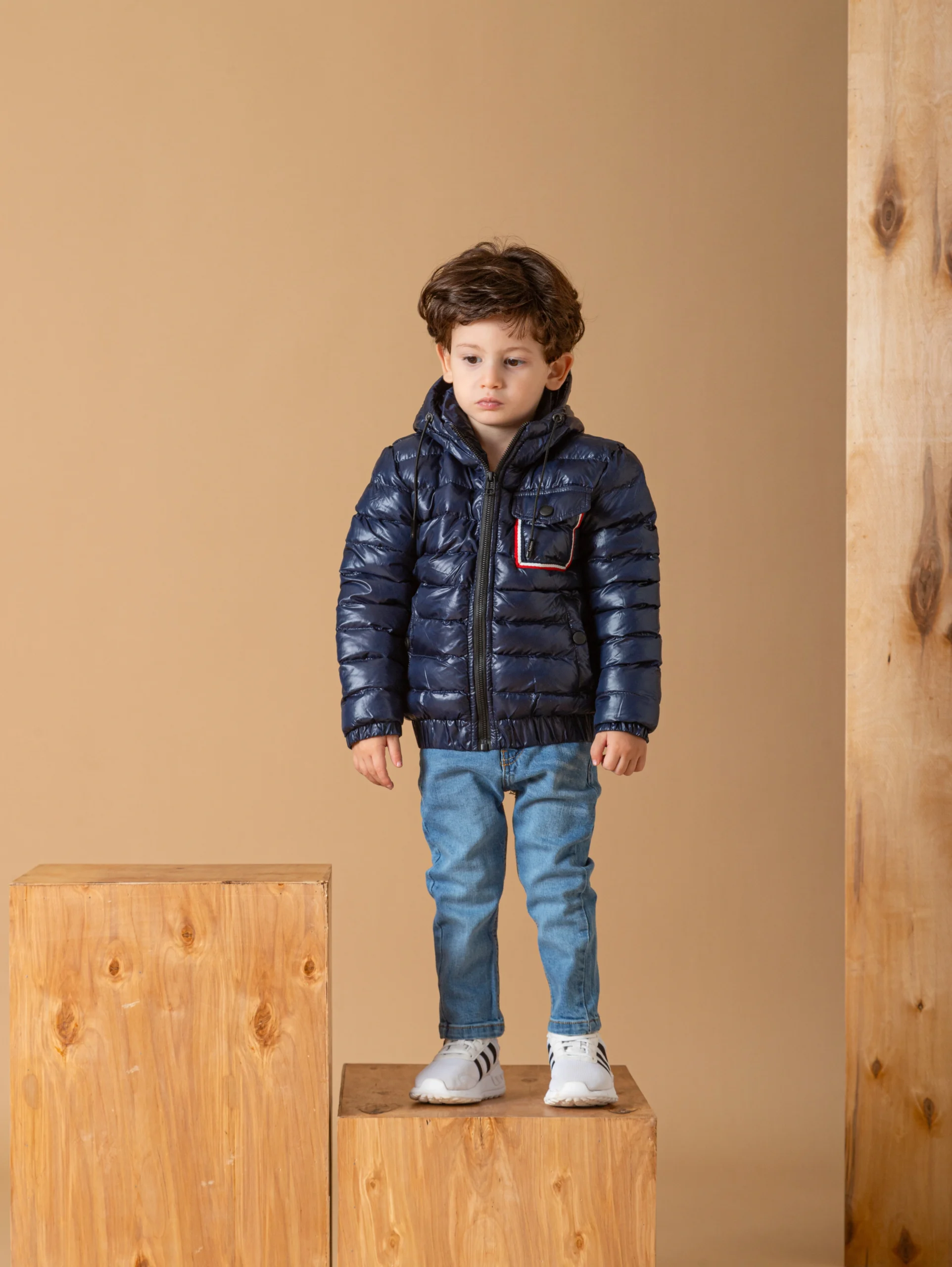 جاكيت منتفخ كحلي لامع ولادي صغير بغطاء رأس – ملابس أطفال شتوية A&A 2025