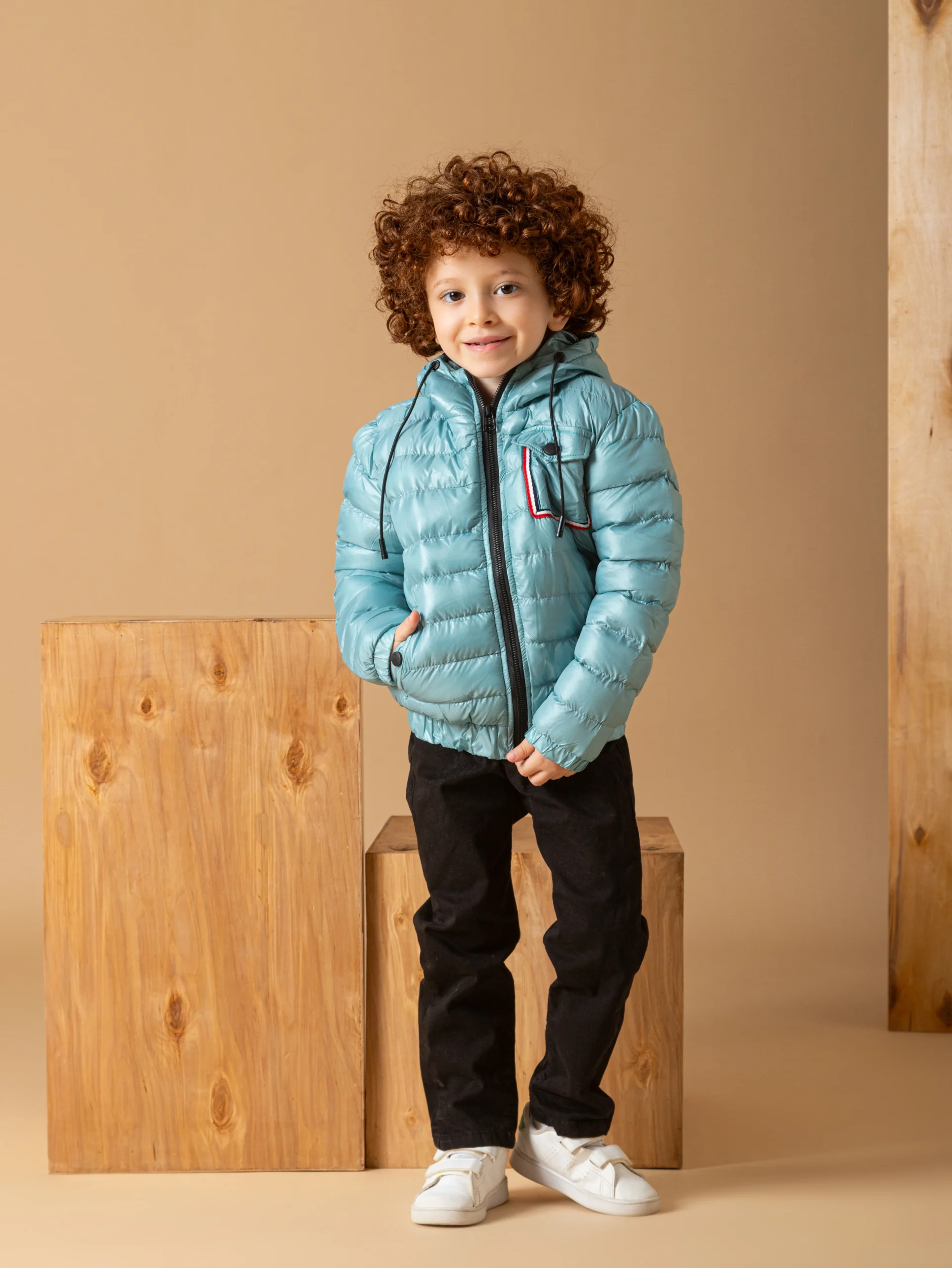 جاكيت منتفخ أزرق سماوي لامع ولادي صغير بغطاء رأس – ملابس أطفال شتوية A&A 2025