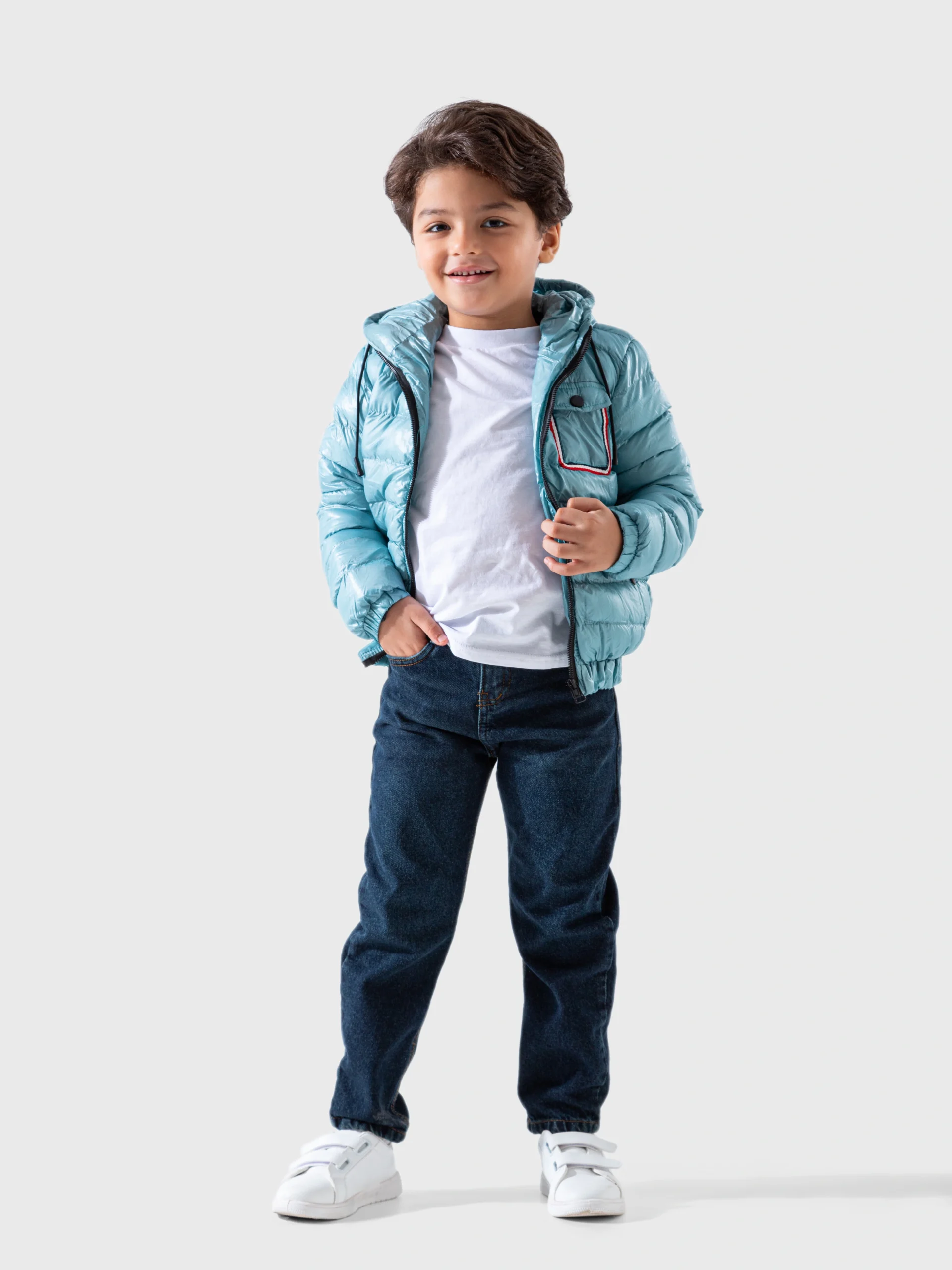 جاكيت منتفخ أزرق سماوي لامع ولادي صغير بغطاء رأس – ملابس أطفال شتوية A&A 2025