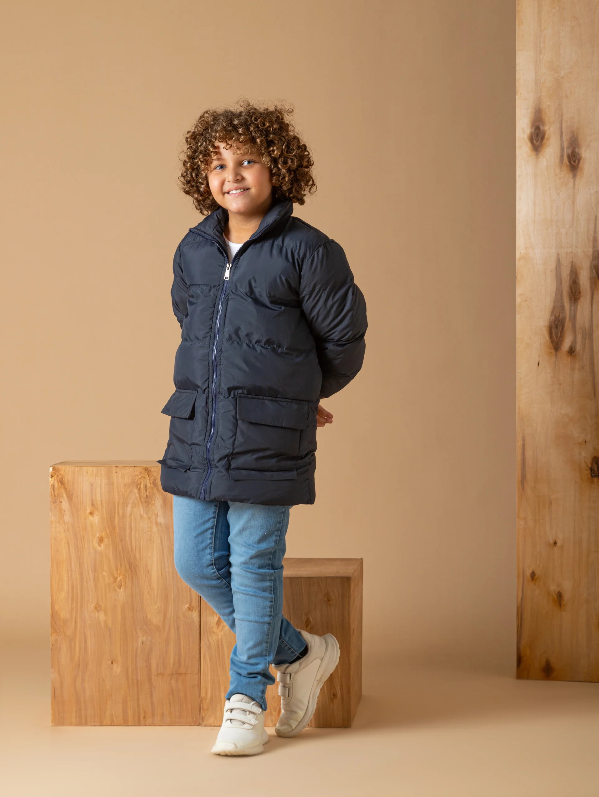 جاكيت منتفخ كحلي داكن ولادي طويل بياقة عالية – ملابس أطفال شتوية A&A 2025