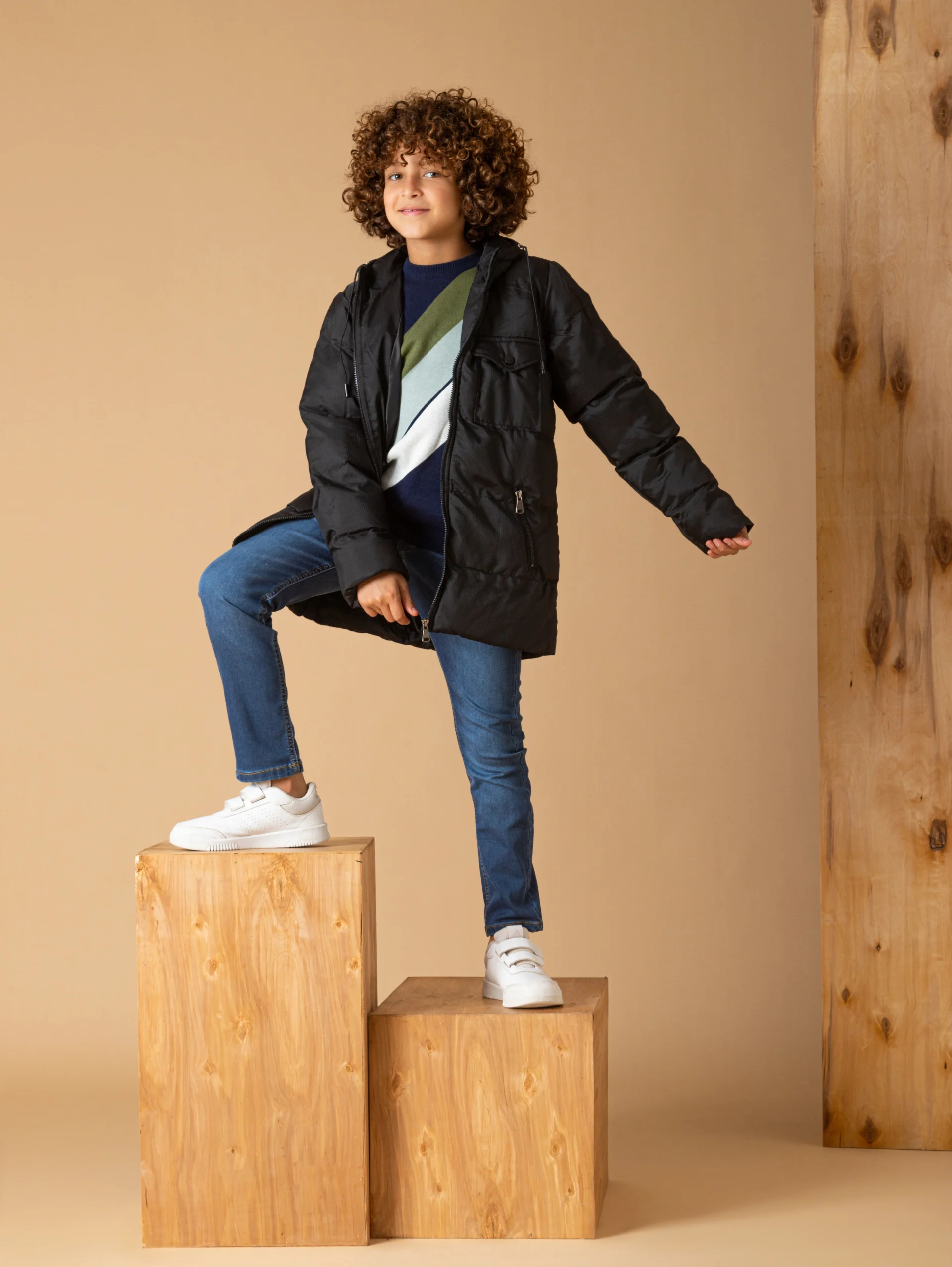 معطف منتفخ أسود ولادي طويل بغطاء رأس – ملابس أطفال شتوية A&A 2025