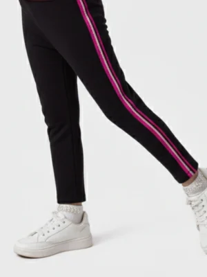 ليجن بناتي شتوي باللون الأسود. يتميز بخطوط طولية باللون الوردي والفضي اللامع على الجانب.