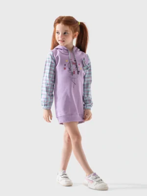 دريس شتوي بناتي بغطاء للرأس باللون اللافندر. يتميز بأكمام من قماش الكاروهات ونقشة فتاة راقصة.