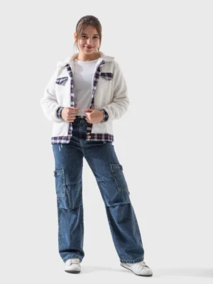 جاكيت بناتي شتوي بتصميم شاكيت من الفرو الأبيض. ياقة وتفاصيل كاروهات باللونين الأحمر والأزرق.