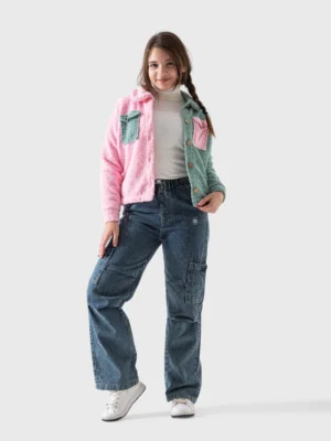 جاكيت بناتي شتوي بتصميم شاكيت من الفرو التيدي. مقسوم الألوان باللون الوردي والأخضر المائي مع جيوب متباينة.