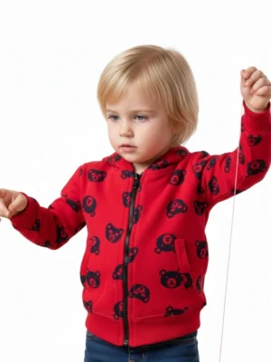 جاكيت أولادي شتوي أحمر بسحاب وقبعة. مزين بطبعة رؤوس دببة سوداء.