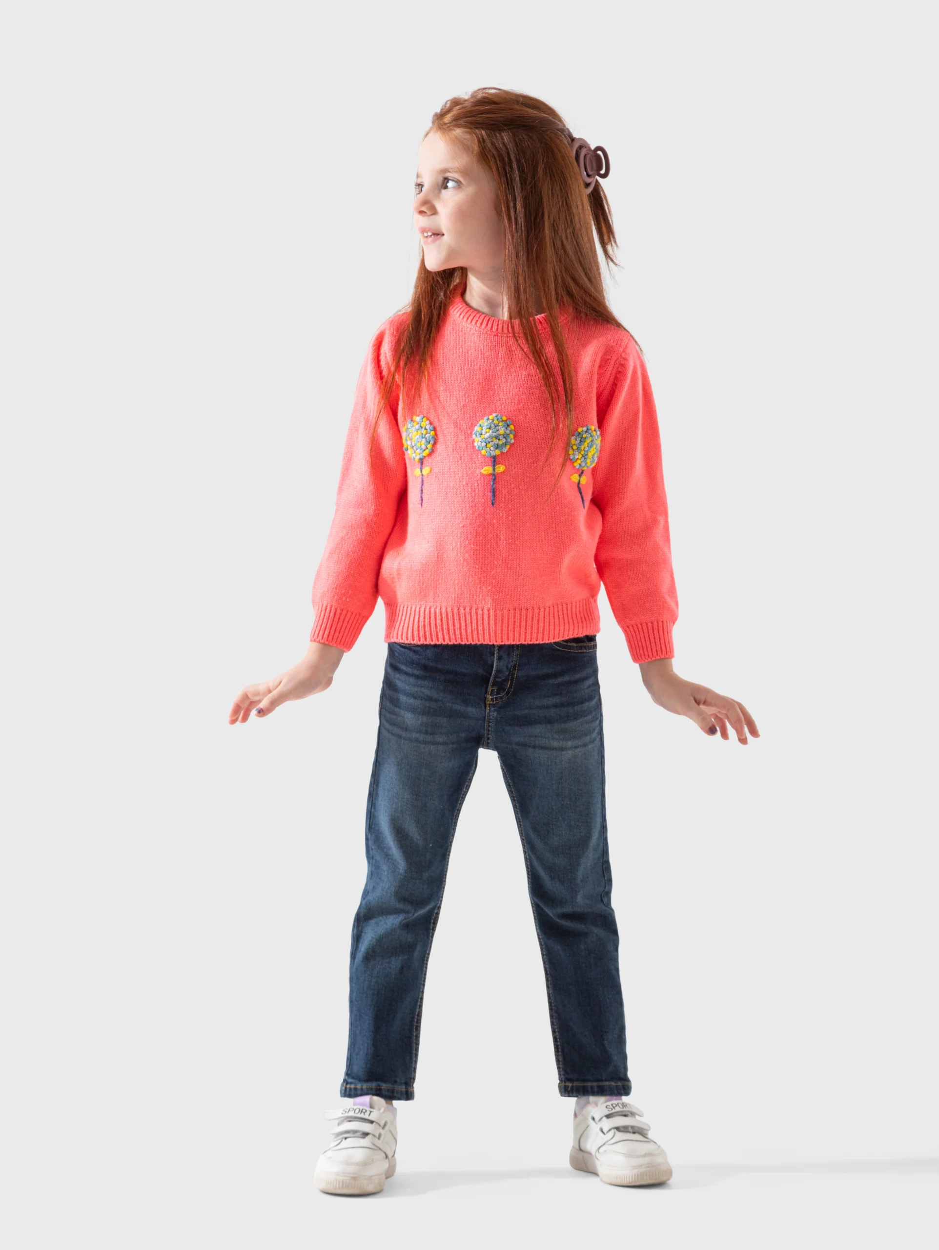 بلوفر بناتي شتوي تريكو بلون المرجان الفاقع. مزين بزخارف زهور بارزة.