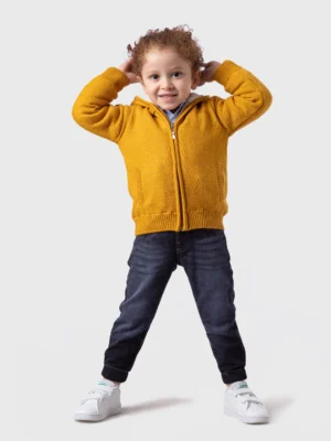 جاكيت أولادي شتوي تريكو بلون أصفر خردلي. يتميز بسحاب وغطاء رأس متصل.