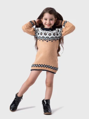 فستان تريكو بناتي شتوي باللون البيج. يتميز بنقشة نورديك بيضاء وكحلية على الصدر.