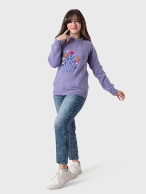 سويت شيرت بناتي شتوي لافندر من نسيج محبوك. مطرز بالزهور الملونة على الصدر.