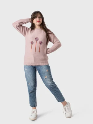 بلوفر تريكو بناتي شتوي باللون الوردي المطفي. يتميز بتطريز لولي بوب (حلوى) ملونة.