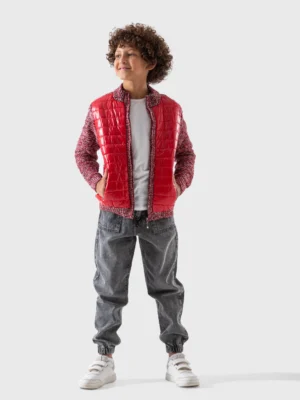 جاكيت أولادي شتوي هجين باللون الأحمر. يتميز بصدر مبطن ولامع وأكمام تريكو.