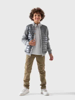 جاكيت أولادي شتوي هجين باللون الفضي اللامع والرمادي. يتميز بصدر مبطن وأكمام تريكو.