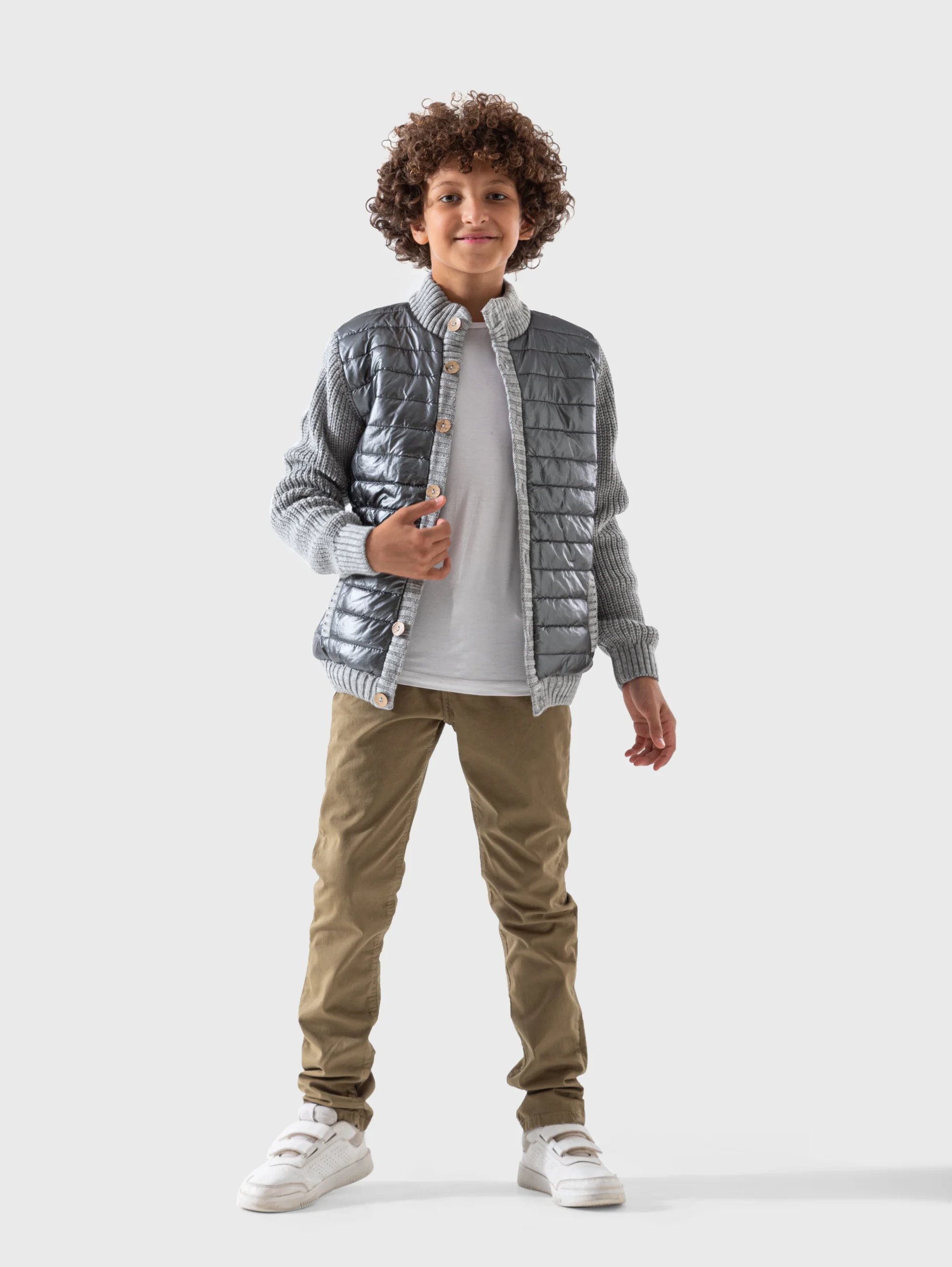 جاكيت أولادي شتوي هجين باللون الفضي اللامع والرمادي. يتميز بصدر مبطن وأكمام تريكو.