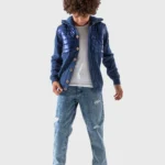 جاكيت أولادي شتوي أزرق كحلي. يتميز بأكمام محبوكة وواجهة صدر مبطنة لامعة.